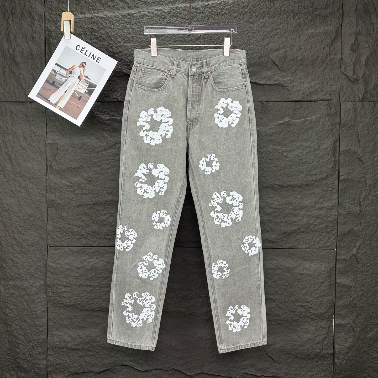 P230 Denim Tears 2025 new limited edition gem-inlaid kapok couples' washed jeans 🔥High version🔥High version🔥Top ceiling quality Styles with different washed textures are very friendly to people with thin legs and thick legs. The straight version is very flattering to the leg shape. Moderate length that never goes out of style, easy to match with casually, basic styling for various styles, a must-have in the wardrobe! The fabric is stiff but also makes the upper body soft without losing texture. The washing process is even more perfect. It is a must-have item for everyone! ! ! Washed wheat, hang tag, pants label, complete with three labels Color: black, blue, gray Size: 28, 30, 32, 34, 36 (five sizes)
